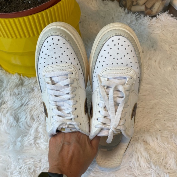 ✨Nike (GUC) Sneaker White Size 6✨ - Picture 2 of 8